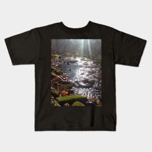 Mossy rock stream Kids T-Shirt